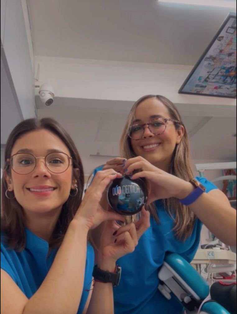 Las doctoras de Dúo Dentica en el consultorio