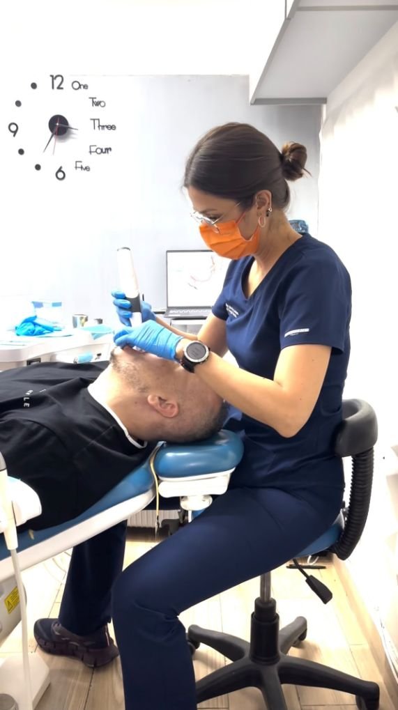 Doctora realizando un escaneo intraoral